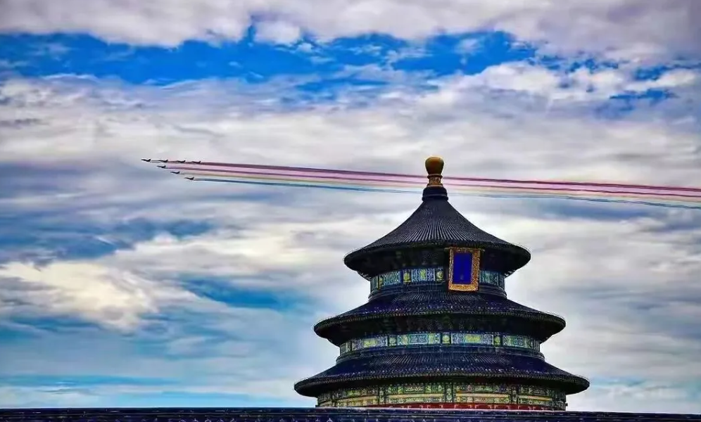 装备太强大！在国外大杀四方的歼10，回国阅兵只配拉彩烟！